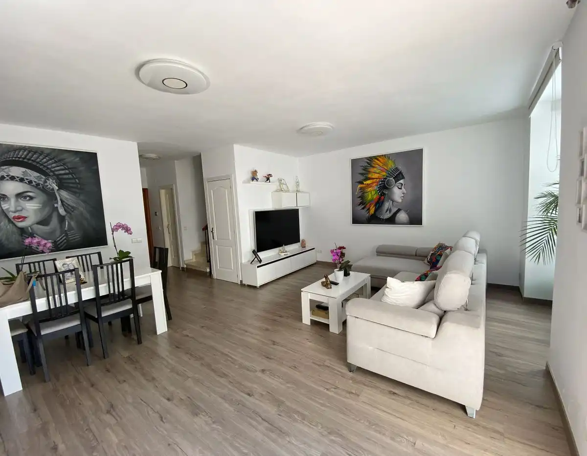 Sala de estar de Casa adosada en venta en Estepona con Aire acondicionado, Terraza y Trastero
