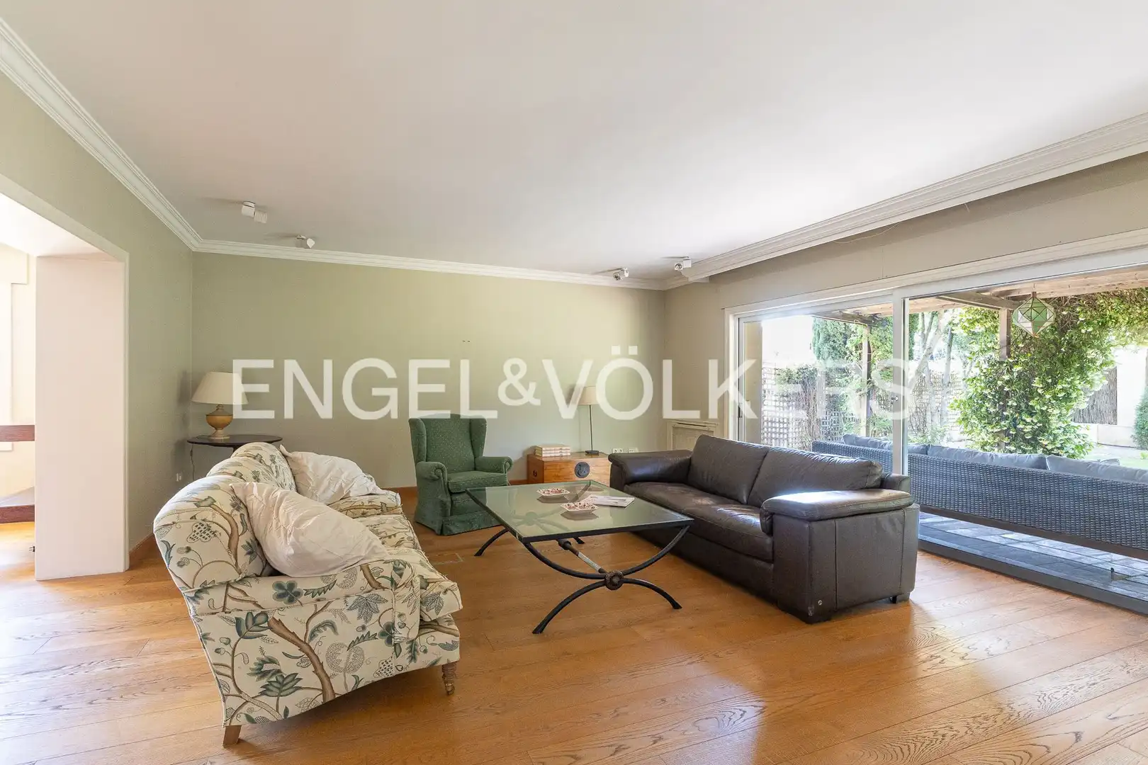 Sala d'estar de Casa o xalet en venda en Majadahonda amb Aire condicionat, Calefacció i Jardí privat