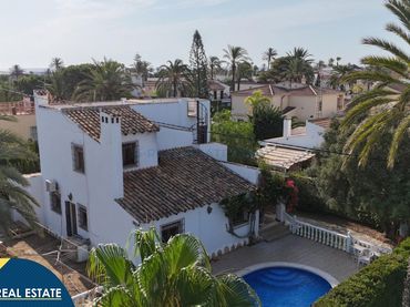 Detached house with pool for sale in Orihuela Costa