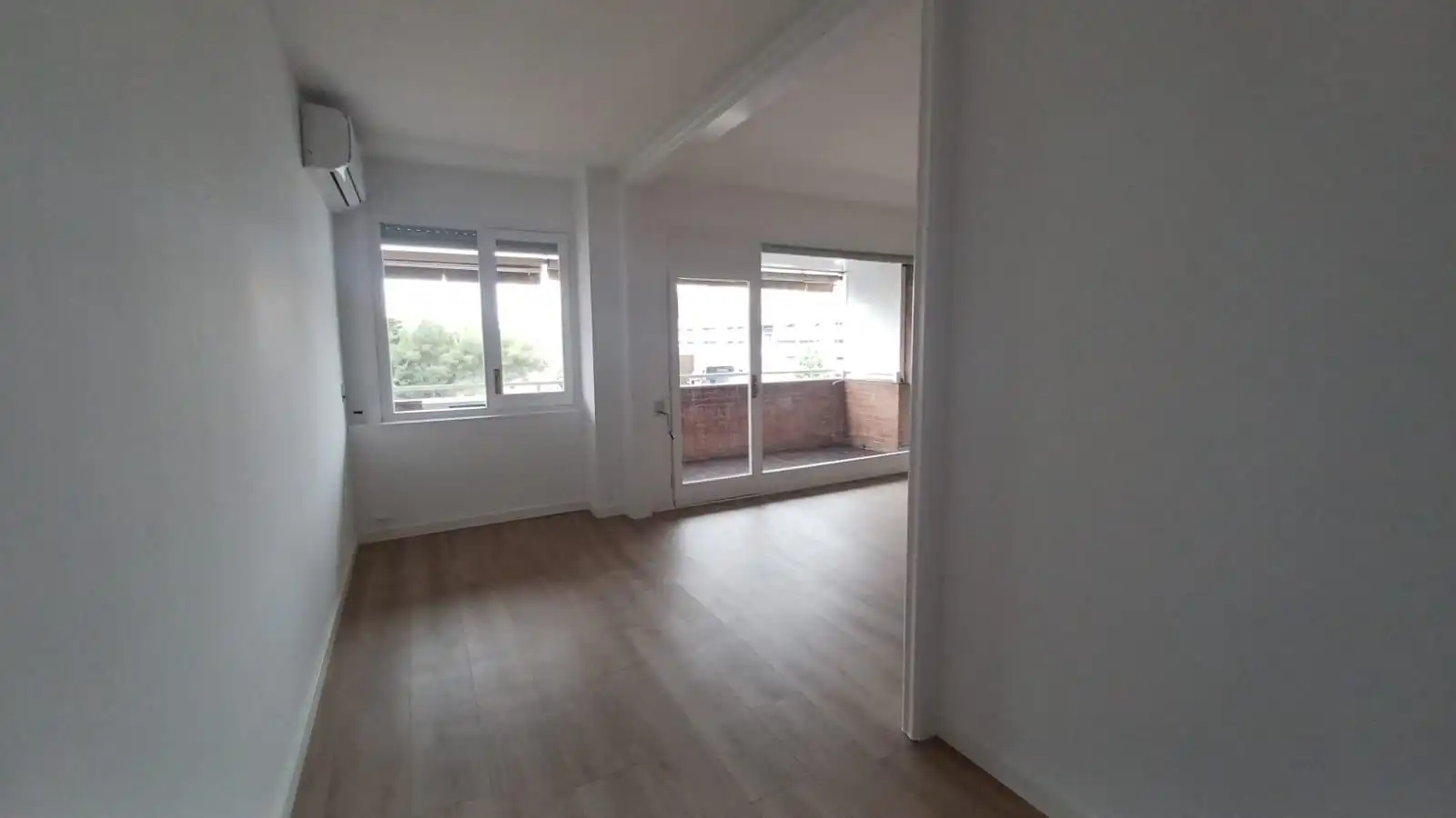 Living room of Flat for rent in Barcelona  with Heating, Parquet flooring and Terrace