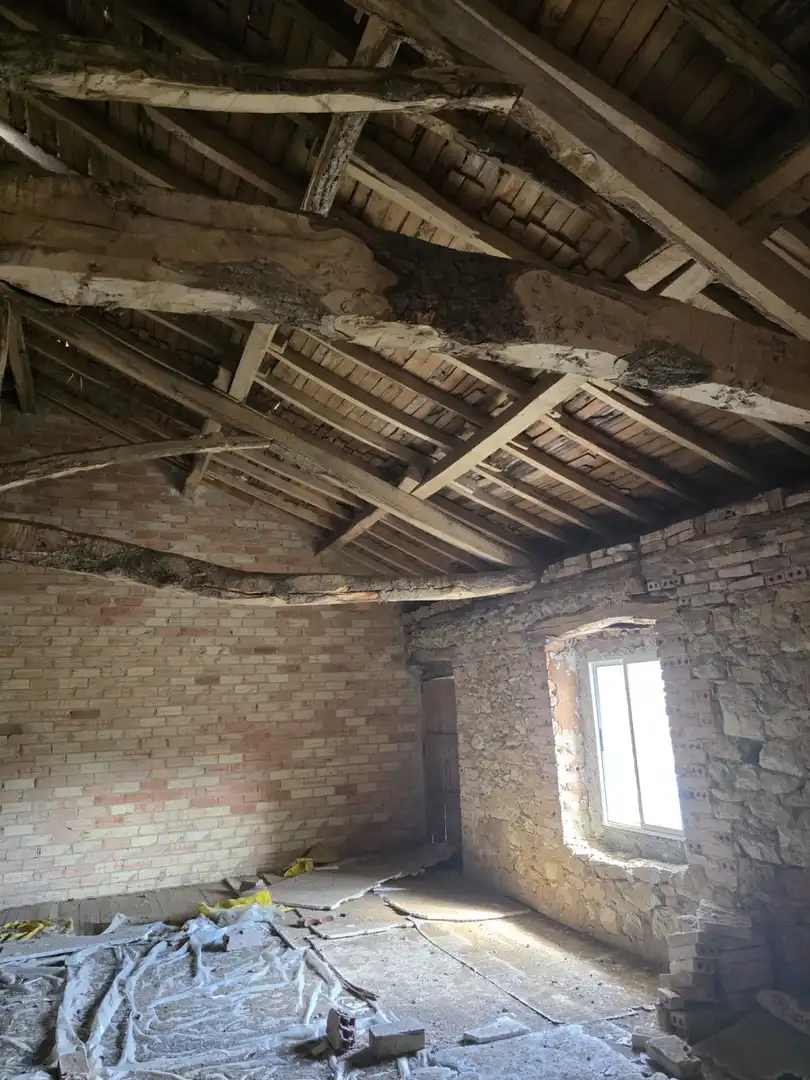 Casa adosada en venta en Valle de Valdelucio