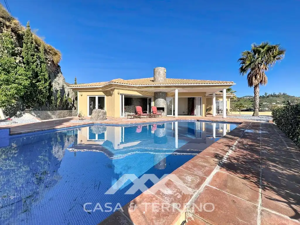 Vista exterior de Casa o xalet en venda en Algarrobo amb Jardí privat, Terrassa i Piscina