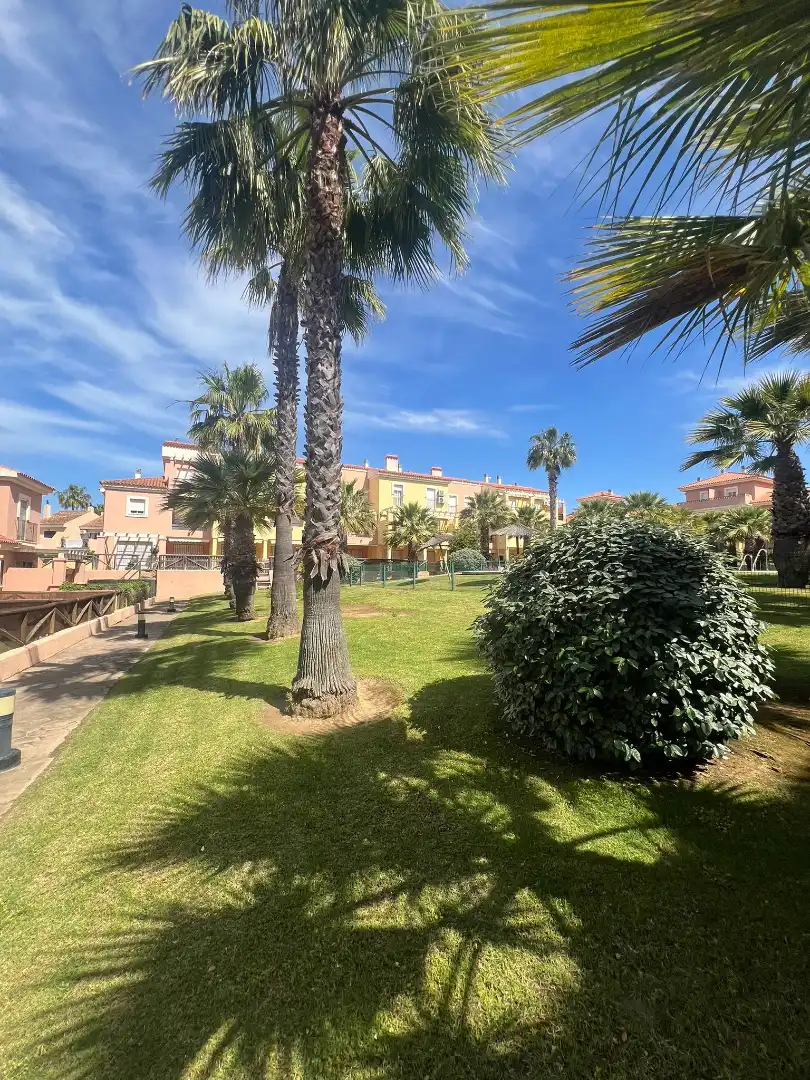 Vista exterior de Casa adosada en venta en Islantilla con Jardín privado, Trastero y Piscina comunitaria