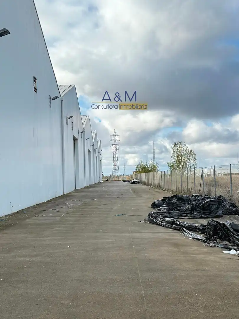 Vista exterior de Nave industrial de alquiler en Villabrázaro