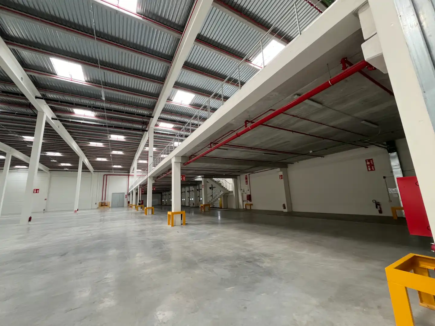 Fabrikhallen zur Miete in Santa Oliva mit Heizung und Alarm