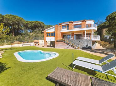 Villa con piscina in vendita a Urbanitzacions