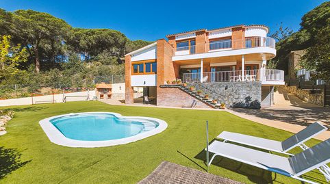 Casa unifamiliar independiente con terraza, jardín y piscina cerca de la playa.