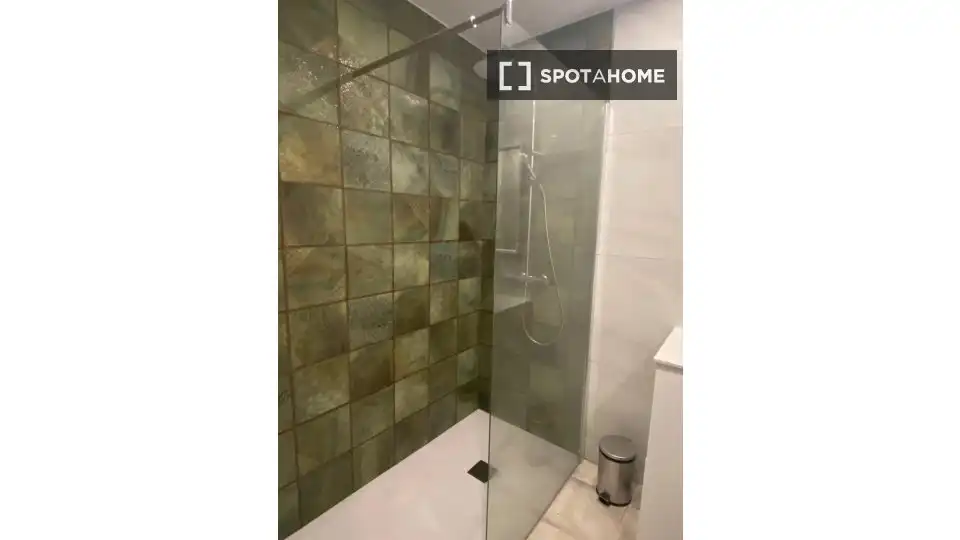 Bathroom of Flat for rent in Valencia  with Air Conditioner, Heating and Furnished