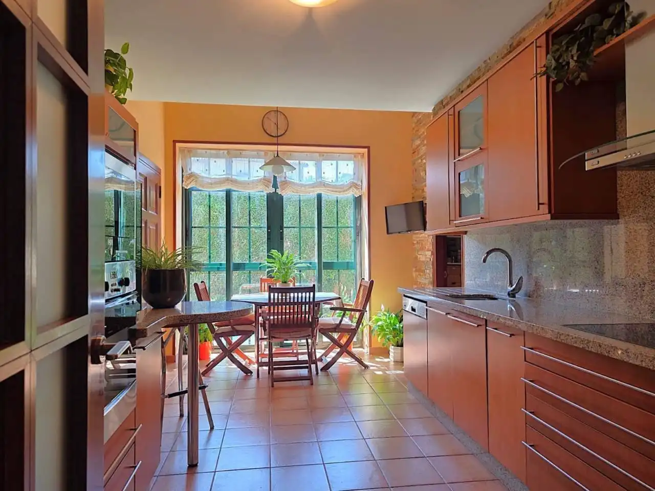 Küche von Einfamilien-Reihenhaus zum Verkauf in Sada (A Coruña) mit Klimaanlage, Heizung und Privatgarten