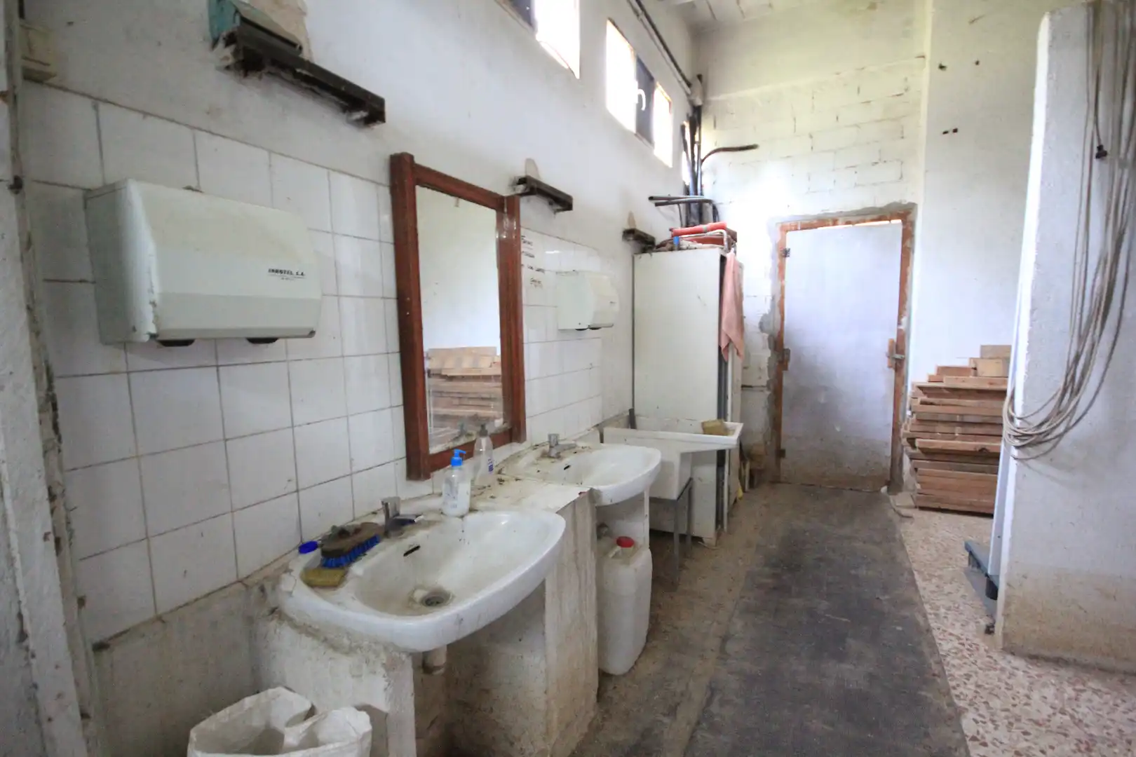 Baño de Nave industrial en venta en La Roca del Vallès con Alarma