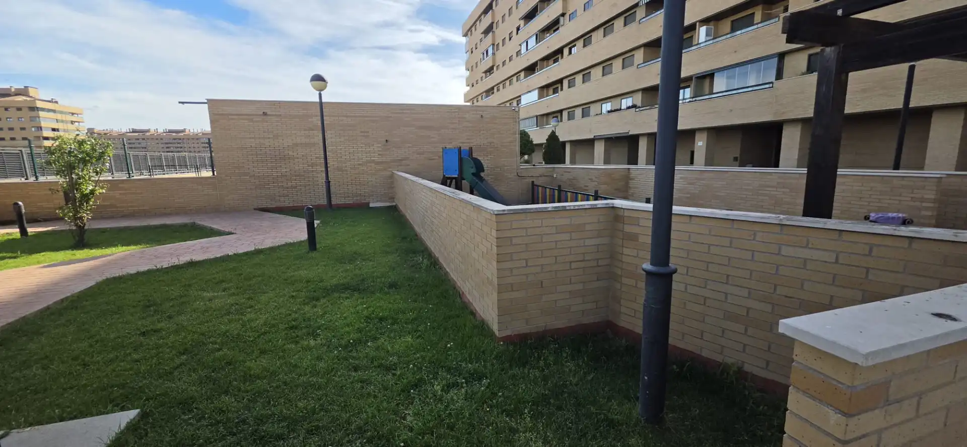 Außenansicht von Wohnung zum Verkauf in Seseña mit Klimaanlage, Heizung und Terrasse