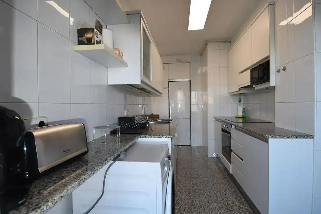 Cuina de Pis de lloguer en Girona amb Aire condicionat, Calefacció i Terrassa