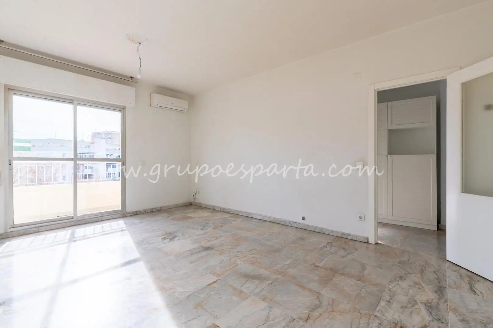 Flat for sale in Sevilla  with Air Conditioner and Balcony