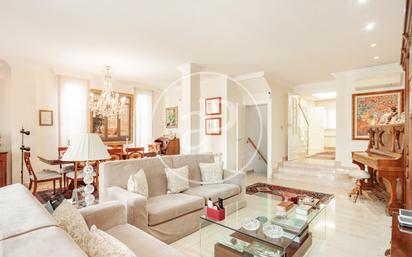 Living room of Single-family semi-detached for sale in  Madrid Capital  with Air Conditioner, Heating and Private garden