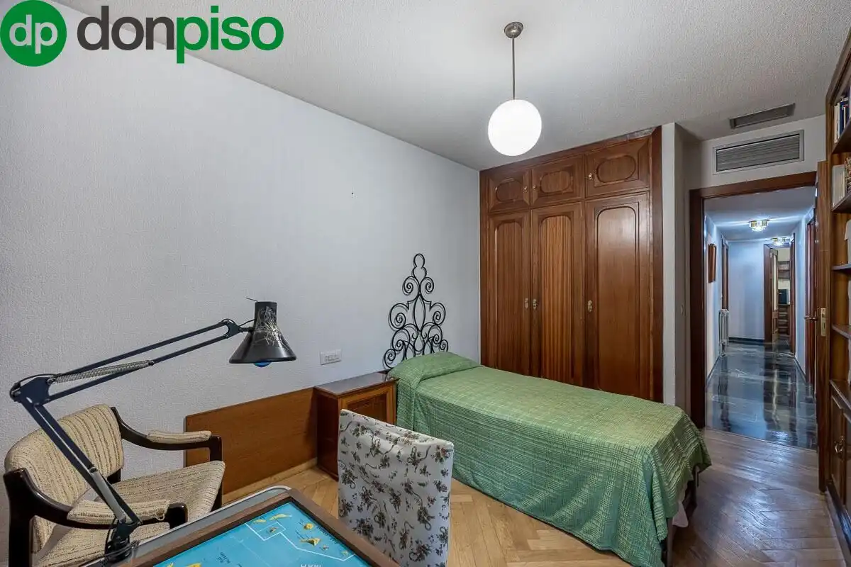 Bedroom of Flat for sale in Granada  with Air Conditioner, Heating and Terrace