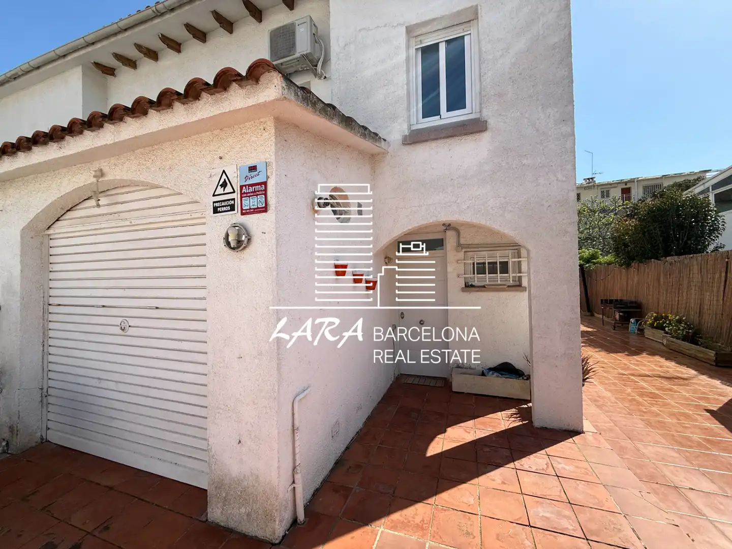 Vista exterior de Casa adosada en venda en Castelldefels amb Aire condicionat, Jardí privat i Terrassa