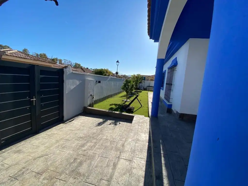 Vista exterior de Casa o xalet en venda en Los Barrios