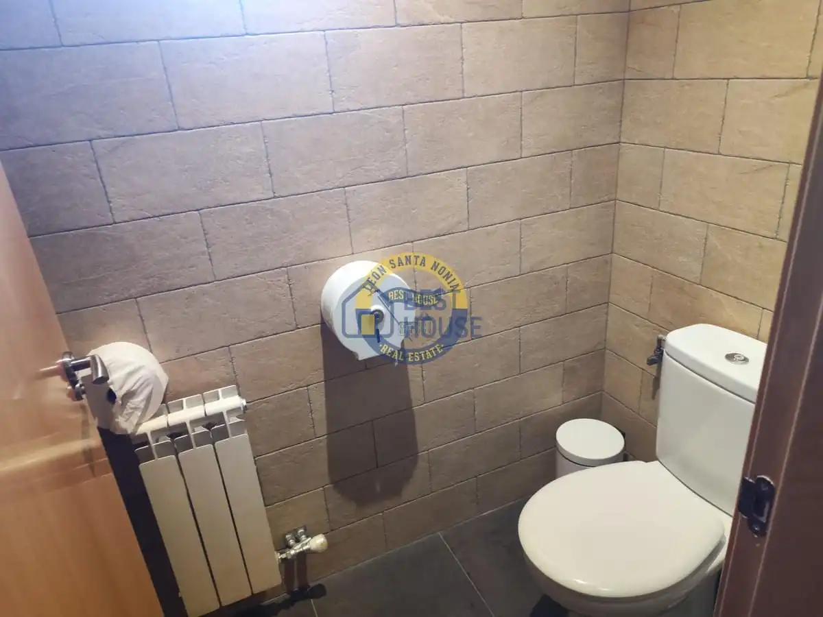Bathroom of Commercial properties for sale in Villamañán  with Air Conditioner, Parquet flooring and Terrace