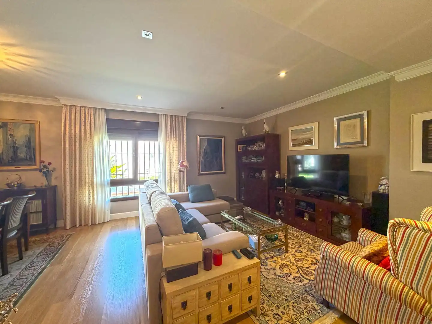 Sala d'estar de Casa o xalet en venda en Tomares amb Piscina comunitària