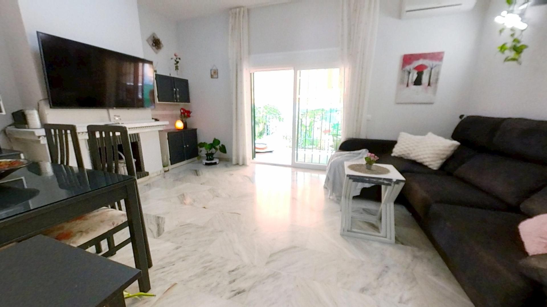 Sala d'estar de Casa adosada en venda en Rincón de la Victoria amb Aire condicionat, Terrassa i Traster