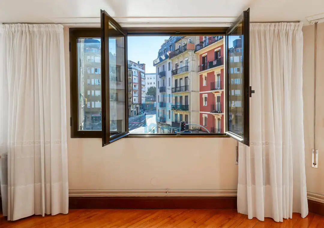 Habitación de Piso en venta en Donostia - San Sebastián  con Calefacción y Balcón