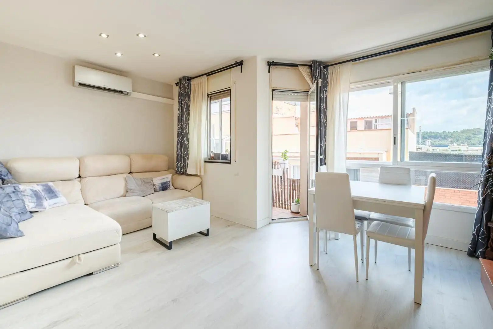 Sala d'estar de Pis en venda en Sant Andreu de la Barca amb Aire condicionat, Calefacció i Parquet