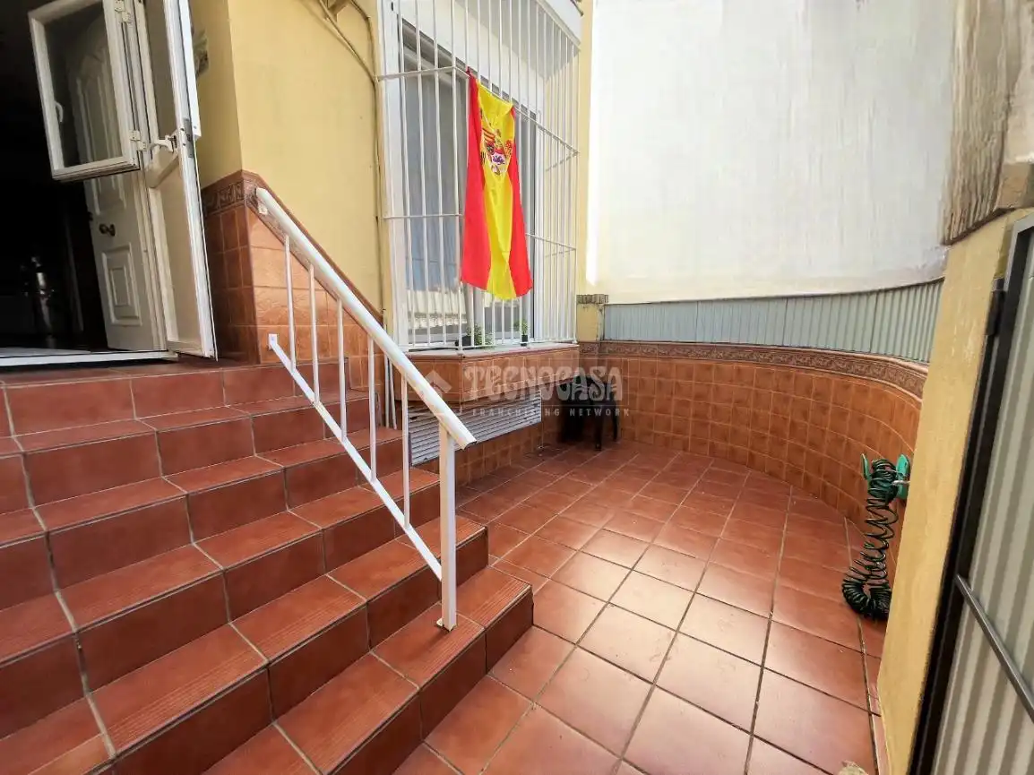 Vista exterior de Casa adosada en venda en San Fernando amb Aire condicionat, Terrassa i Balcó