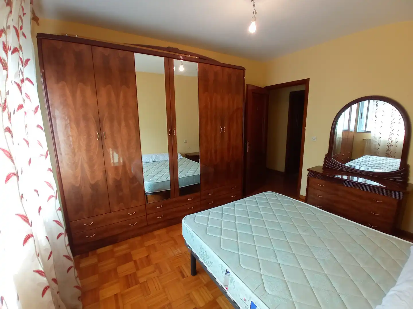 Dormitori de Pis de lloguer en Pontevedra Capital  amb Calefacció, Parquet i Moblat