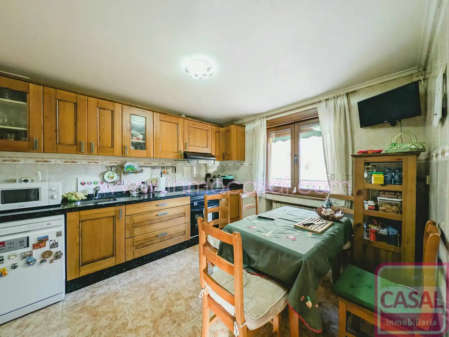 Cuina de Casa o xalet en venda en Mieres (Asturias) amb Calefacció, Terrassa i Traster