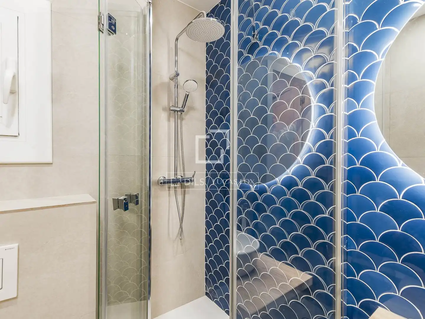 Badezimmer von Wohnung zum Verkauf in Barcelona mit Klimaanlage, Heizung und Parkett