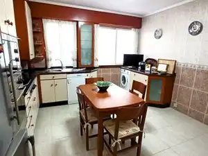 Cuina de Pis de lloguer en A Coruña Capital  amb Parquet, Moblat i Forn