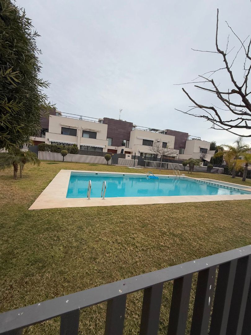 Piscina de Casa adosada en venda en Paterna amb Aire condicionat, Jardí privat i Forn