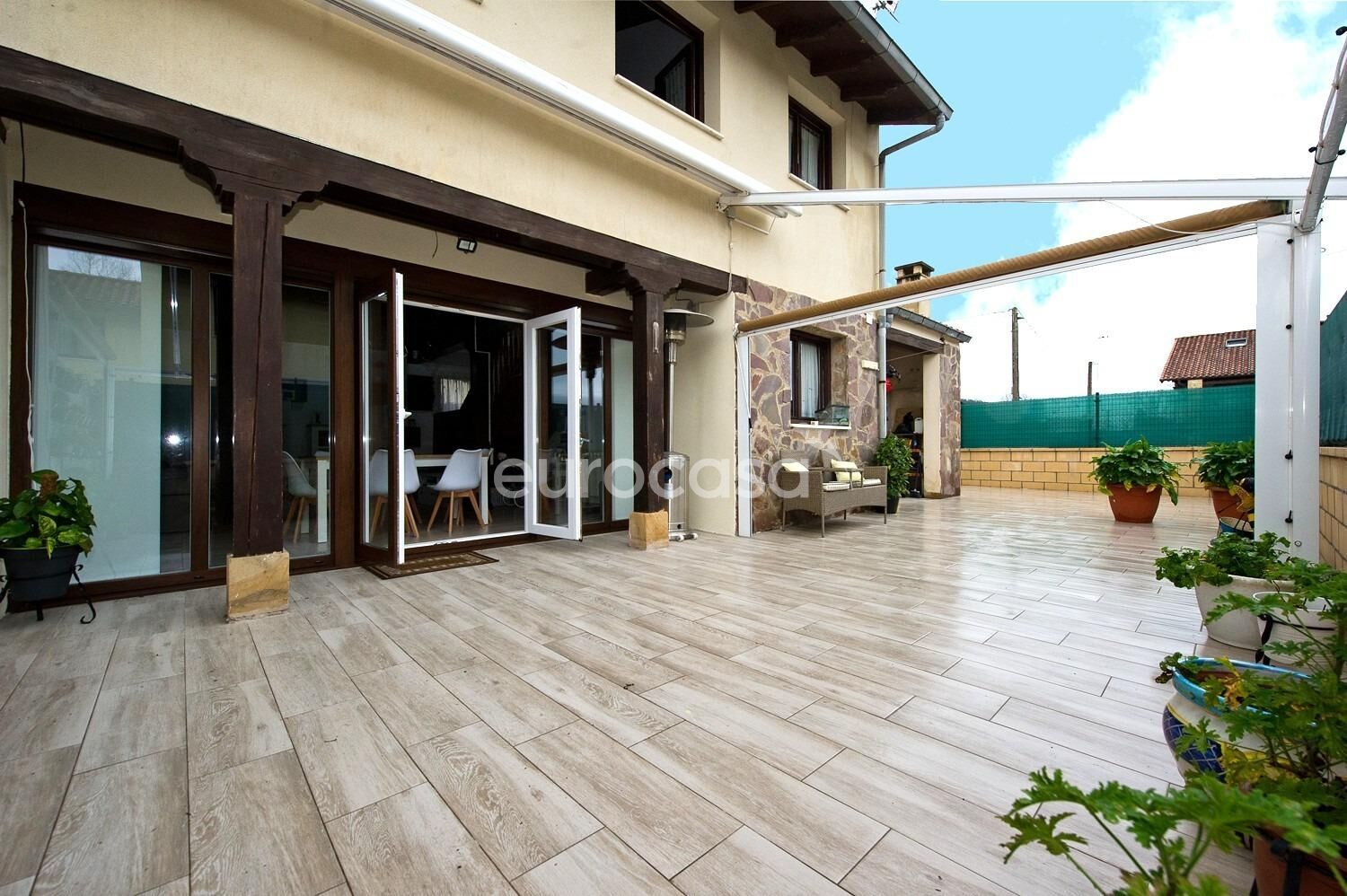 Terrassa de Casa adosada en venda en Entrambasaguas amb Calefacció i Parquet