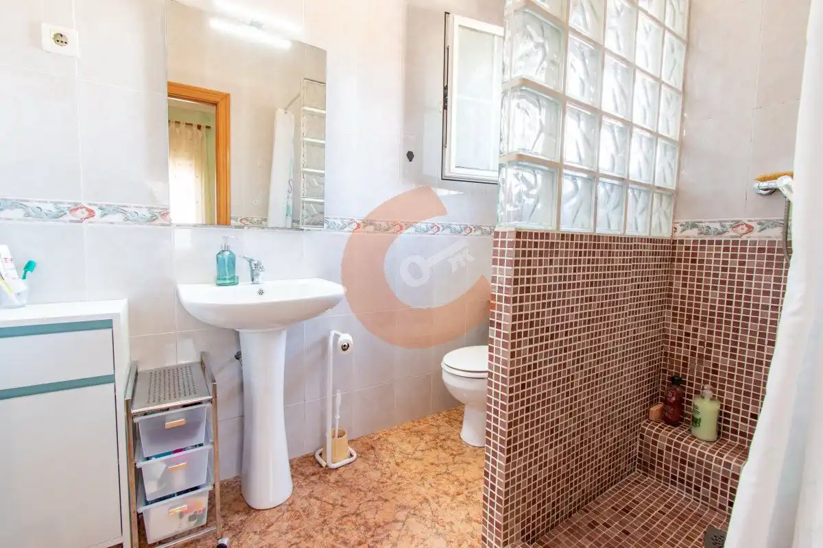 Bany de Casa o xalet en venda en Santa Oliva amb Jardí privat, Terrassa i Traster