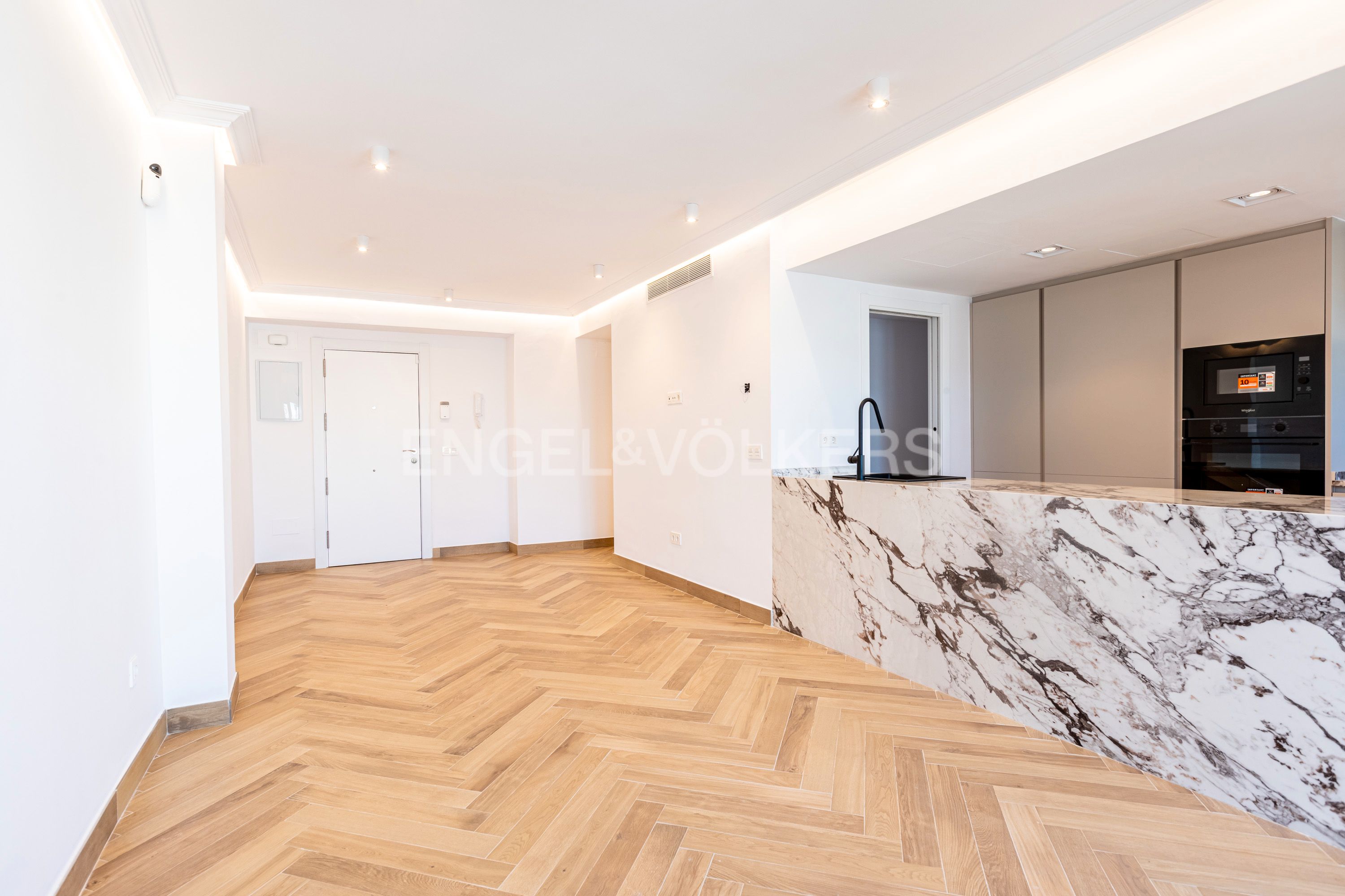 Living room of Apartment for sale in  Sevilla Capital  with Air Conditioner, Heating and Balcony