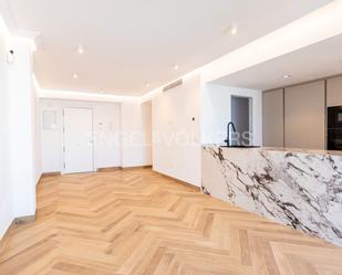 Sala d'estar de Apartament en venda en  Sevilla Capital amb Aire condicionat, Calefacció i Balcó
