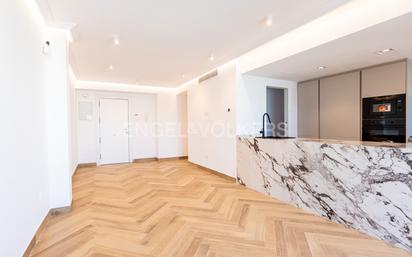 Sala d'estar de Apartament en venda en  Sevilla Capital amb Aire condicionat, Calefacció i Balcó