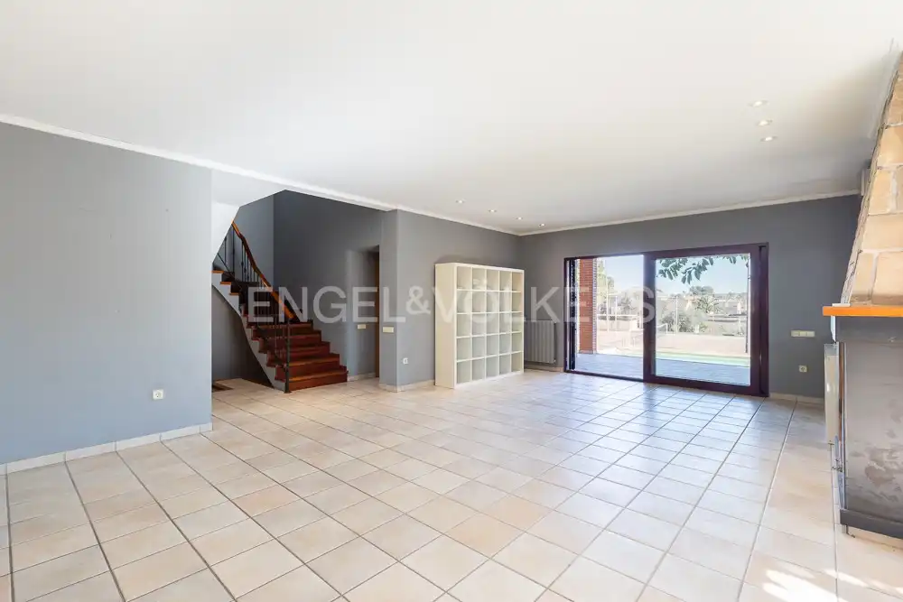 Exterior view of Houses for sale in La Pobla de Vallbona  with Air Conditioner, Heating and Private garden