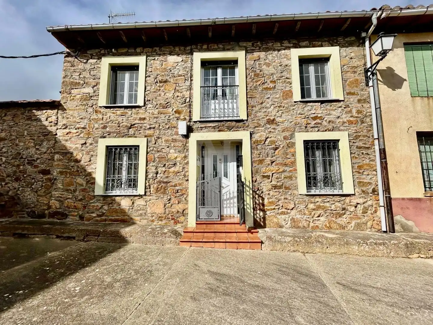 Vista exterior de Casa o xalet en venda en Ayoó de Vidriales amb Calefacció i Terrassa