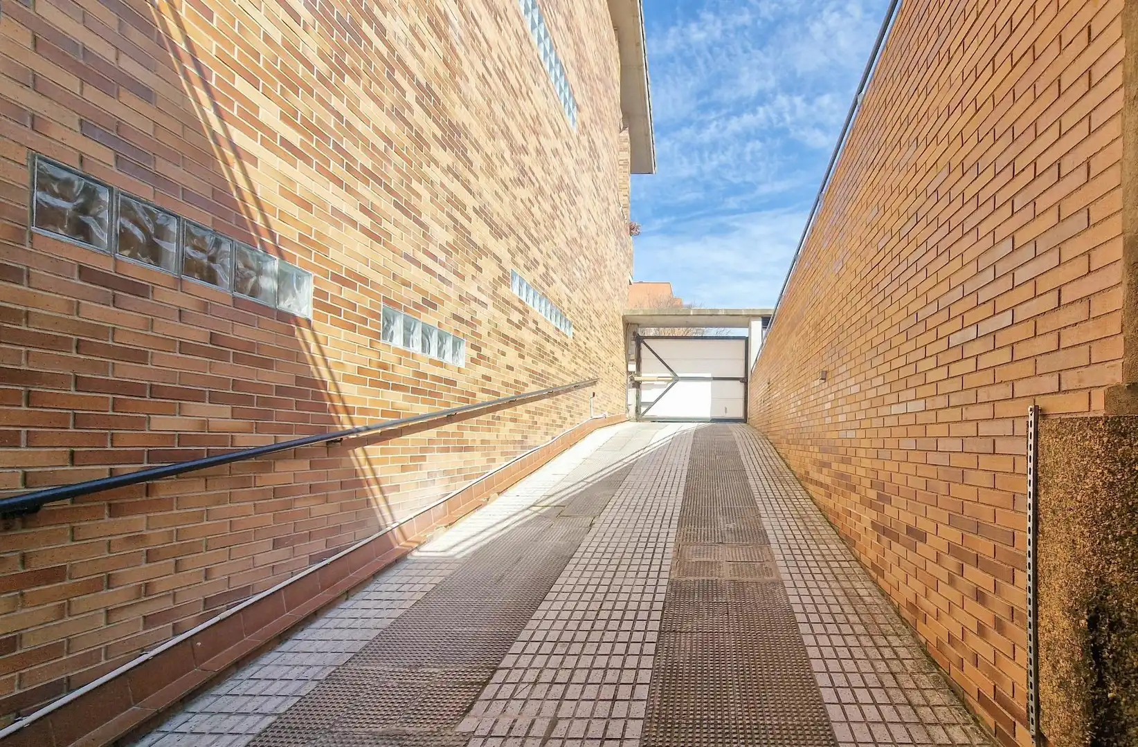 Vista exterior de Casa adosada en venda en Badajoz amb Aire condicionat, Jardí privat i Terrassa