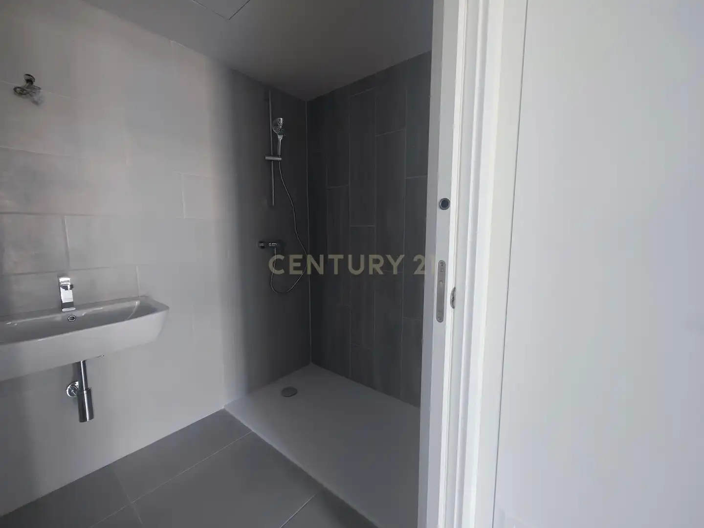 Bany de Apartament en venda en Sabadell amb Aire condicionat, Jardí privat i Piscina