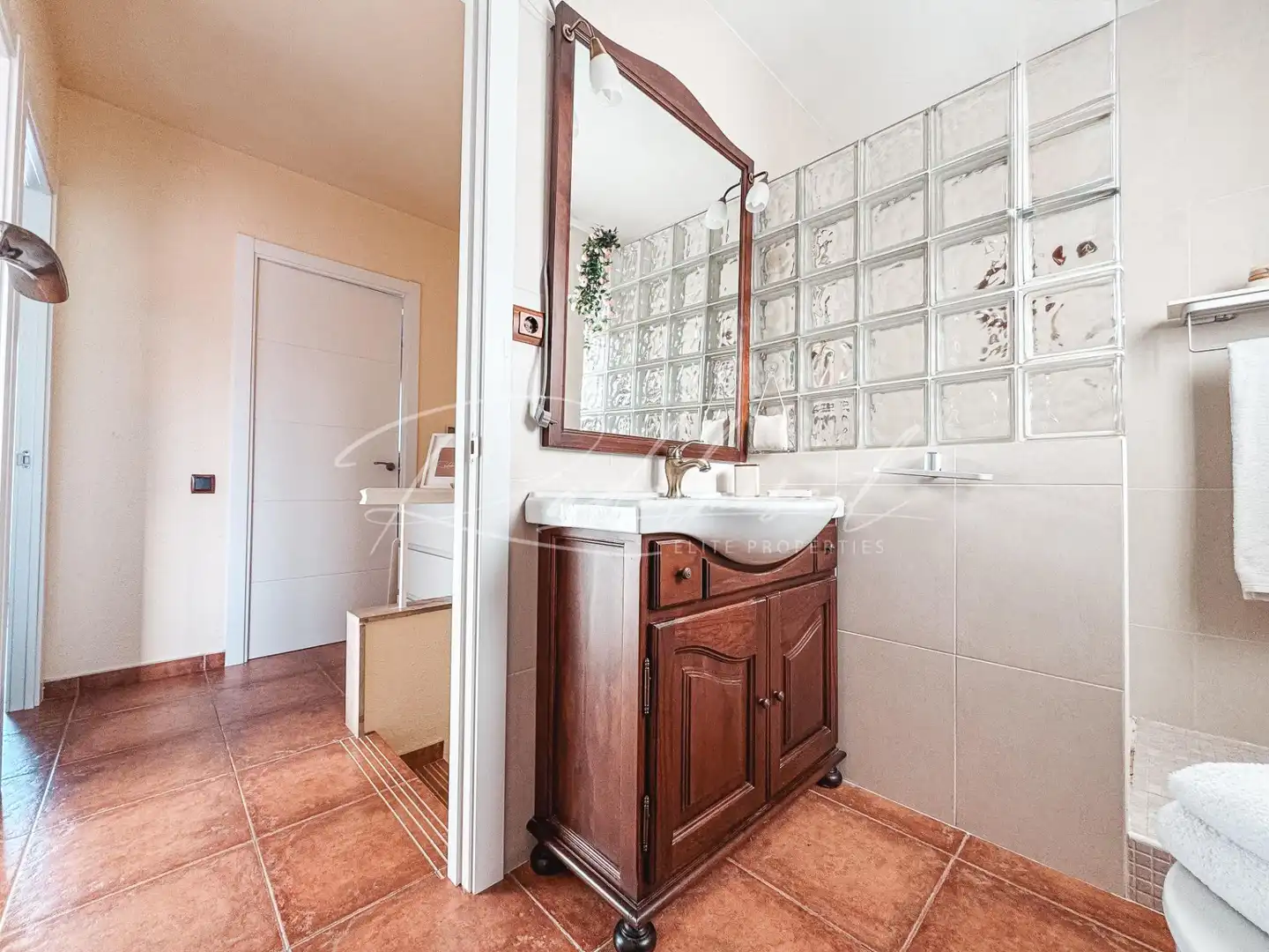 Badezimmer von Einfamilien-Reihenhaus zum Verkauf in Cambrils mit Klimaanlage, Heizung und Privatgarten