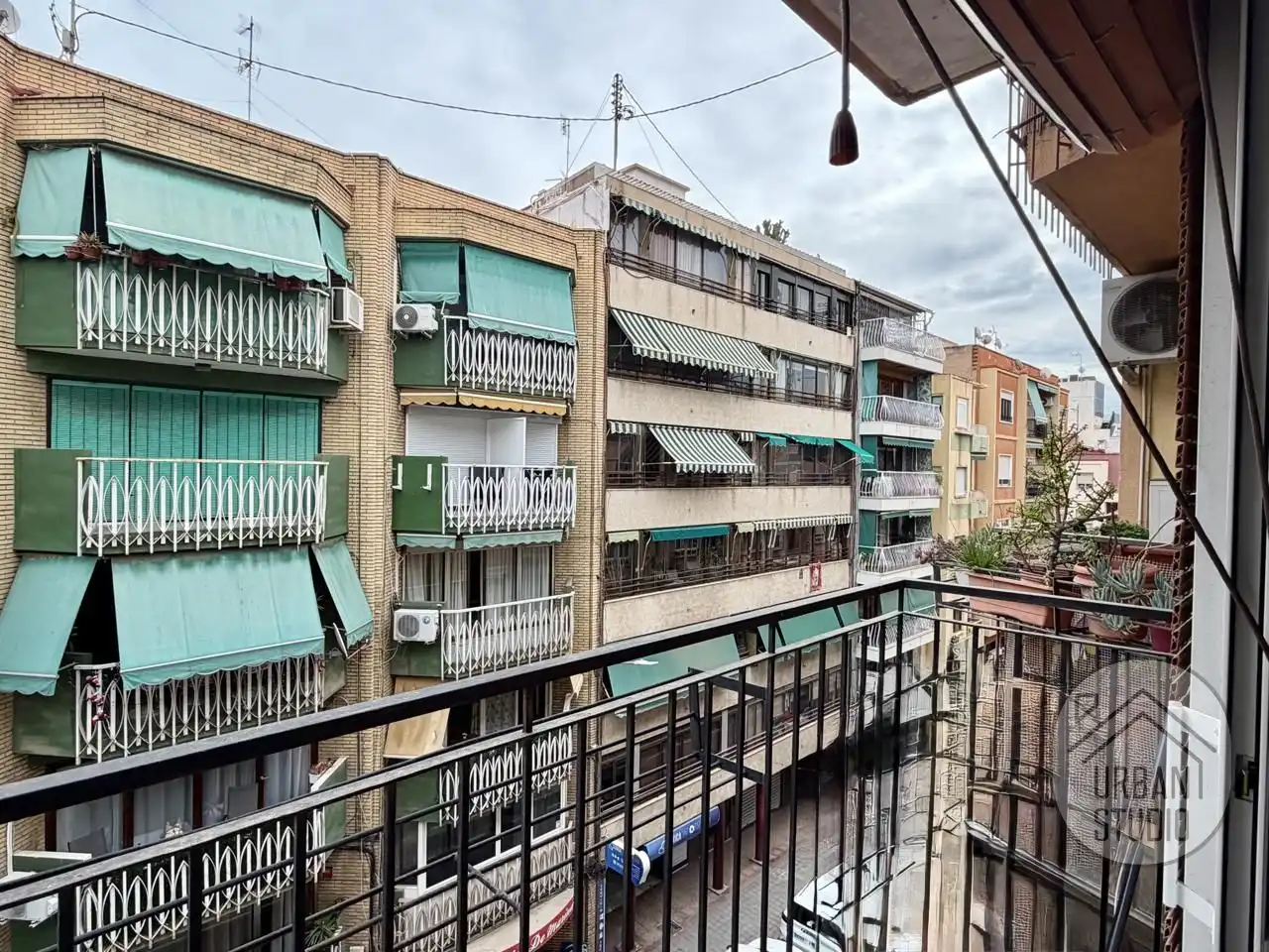 Vista exterior de Piso en venta en Alicante / Alacant con Aire acondicionado, Amueblado y Balcón