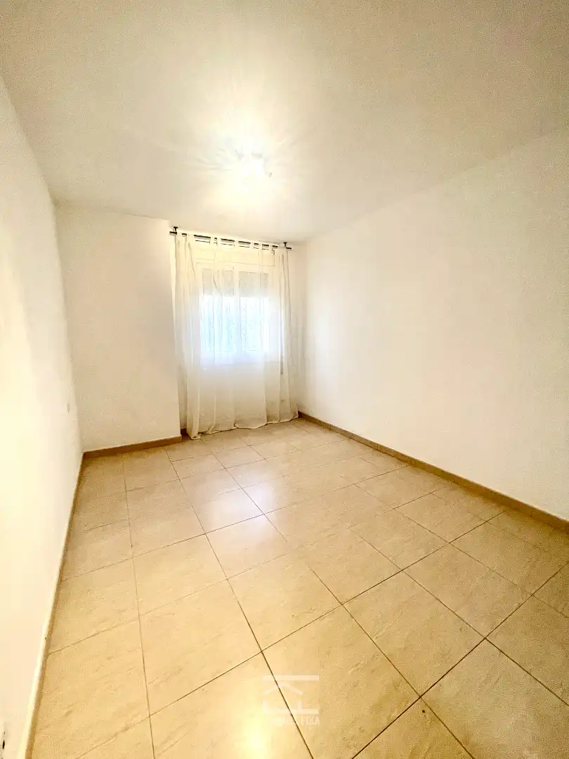 Habitación de Piso en venta en Mataró con Trastero, Horno y Alarma