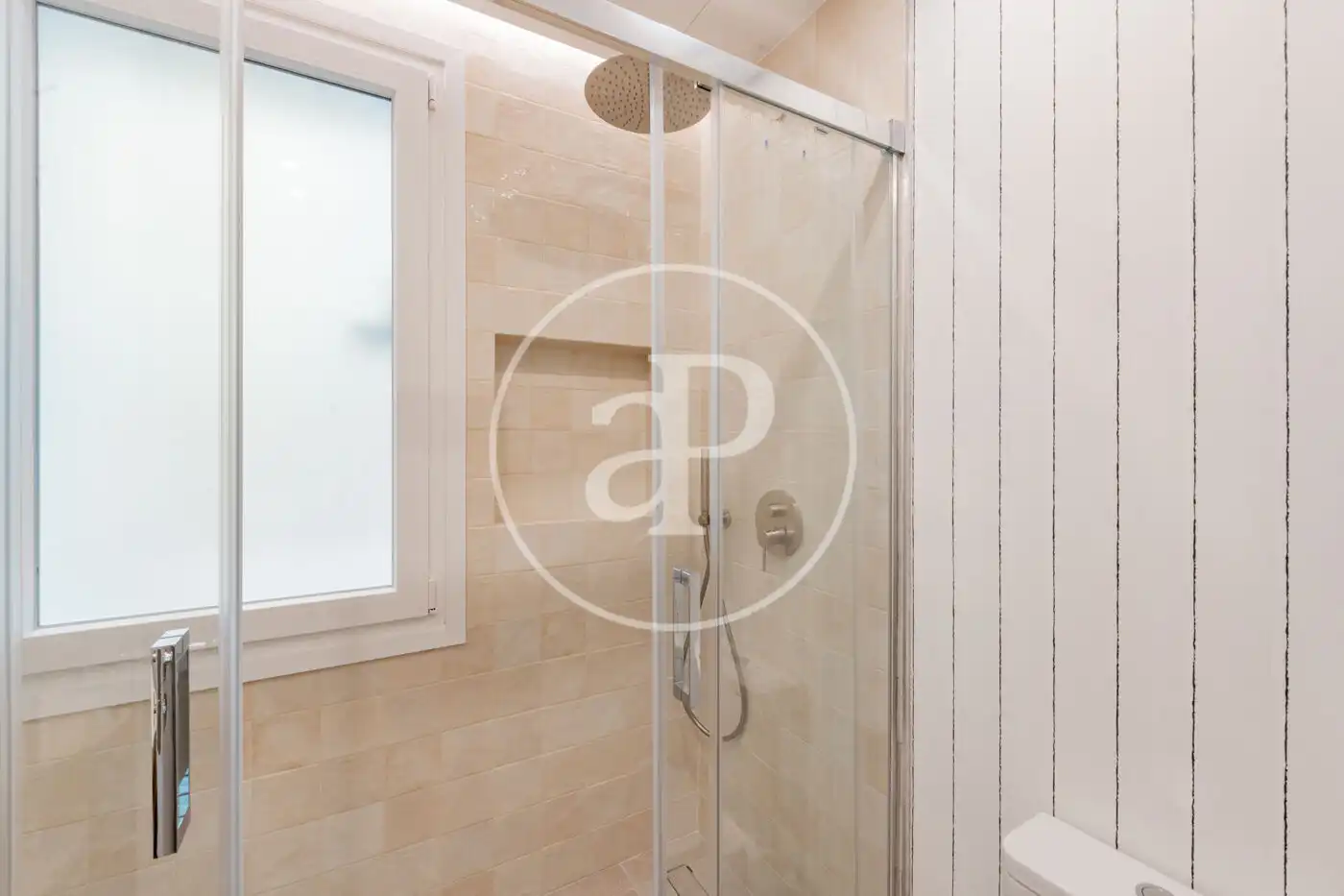 Bathroom of Flat for sale in Madrid  with Air Conditioner and Heating