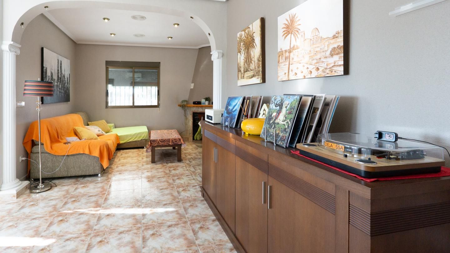 Sala d'estar de Casa o xalet en venda en Crevillent amb Aire condicionat, Jardí privat i Terrassa