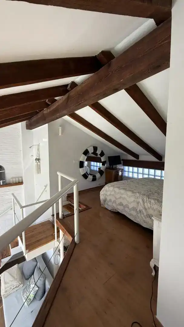 Schlafzimmer von Dachboden zur Miete in Valencia mit Klimaanlage, Parkett und Möbliert
