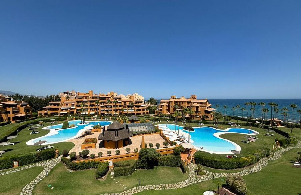 Jardí de Apartament de lloguer en Estepona amb Aire condicionat, Terrassa i Piscina