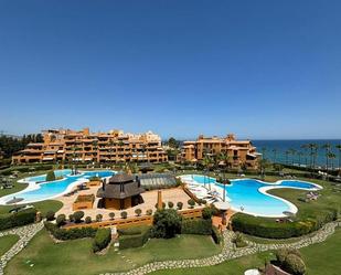 Jardí de Apartament de lloguer en Estepona amb Aire condicionat, Terrassa i Piscina