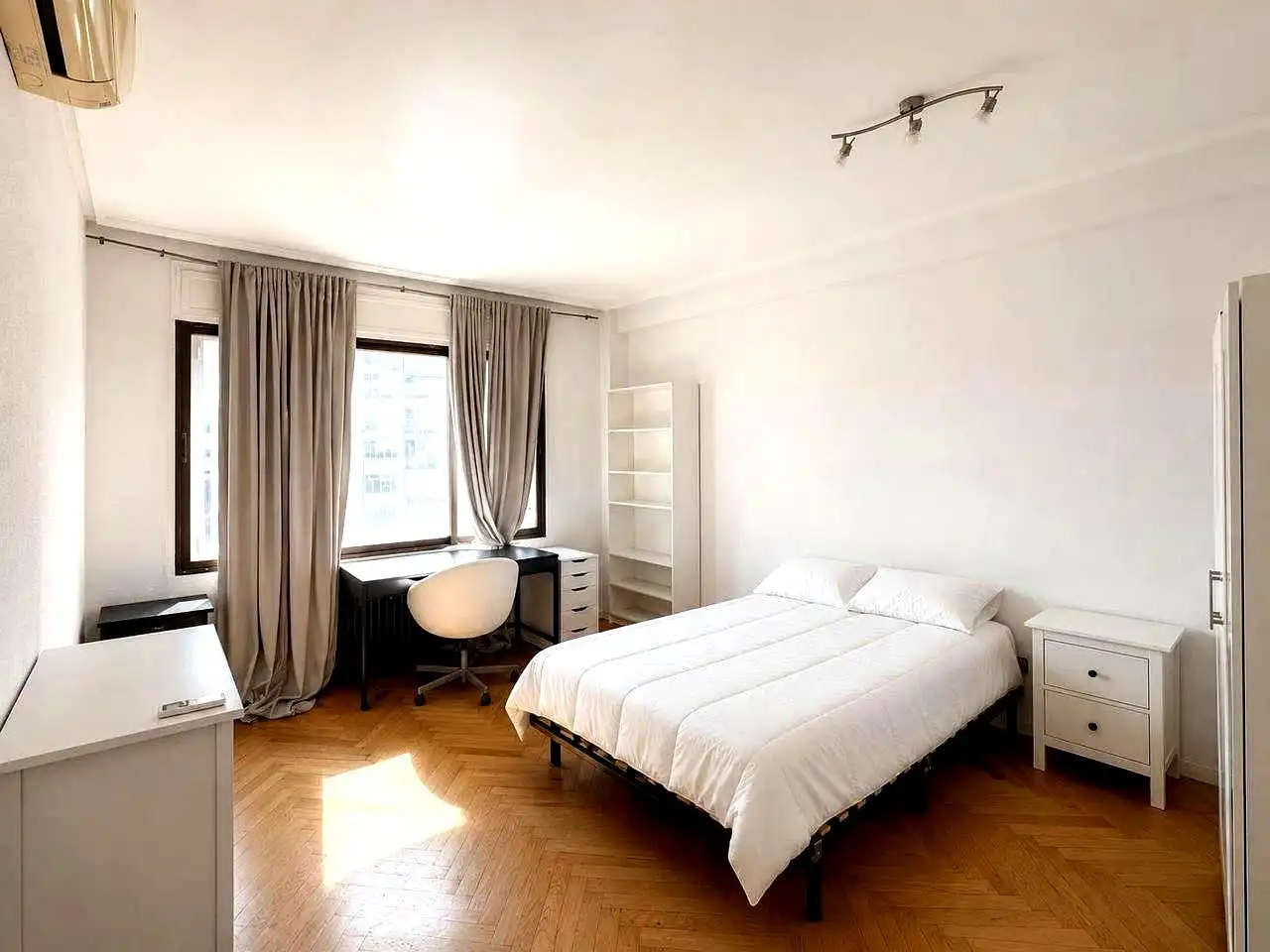 Bedroom of Flat for rent in Madrid  with Air Conditioner, Heating and Terrace